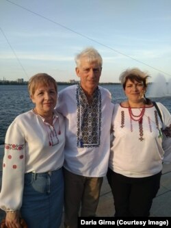 Стів Кауфман з волонтерами Оленою Косіновою та Анною Геращенко