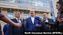 Экс-глава Дагестана Абдулатипов (в центре) и мэр Махачкалы Муса Мусаев (по левую сторону от него)