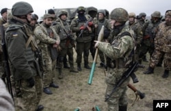 Бійці добровольчого батальйону «Донбас» неподалік Маріуполя. 1 квітня 2015 року