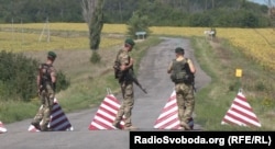 Перекрита дорога, яка веде з українського районного центру Мілове до українського села Зоринівка