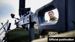 Президент України, верховний головнокомандувач ЗСУ Петро Порошенко ознайомився з новими зразками озброєння під час відвідання військової частини в селі Дівички Київської області, 27 квітня 2016 року