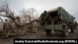 Морпіхи вантажать на «шишигу» колоди для опалення бліндажів на передових позиціях, які розташовані посеред полів та посадок