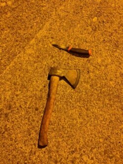 "Kontrolom jedne grupe lica u gradskom parku pronađena je sjekira i nož – bodež dužine sječiva oko 15cm“, kaže se u saopštenju Uprave policije