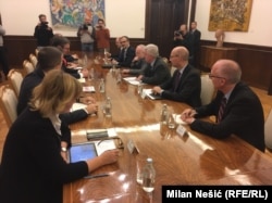 Evropskoj uniji, koja je zaokupljena sa mnoštvo unutrašnjih izazova, sada se "obija o glavu" dugogodišnja strategija igranja na kartu jakih lidera na Balkanu (Vučić sa ambasadorima EU i Kvinte)