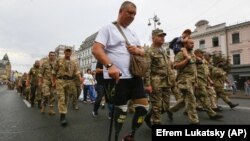 Учасник бойових дій, який втратив обидві ноги, захищаючи Україну від агресії Росії, під час «Маршу захисників». Київ, 24 серпня 2020 року