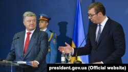 Президент України Петро Порошенко і президент Сербії Александар Вучич (праворуч). Белград, 3 липня 2018 року
