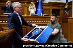 Президент Литви Гітанас Науседа вручає президенту України Володимиру Зеленському вищу нагороду Литви Орден Вітаутаса Великого під час засідання Верховної Ради України. Київ, 28 липня 2022 року