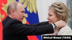 Президент России Владимир Путин и спикер Совета Федерации РФ Валентина Матвиенко, награжденная орденом святого апостола Андрея Первозванного, на церемонии вручения государственных наград РФ в Кремле. Москва, Россия, 23 мая 2019 года