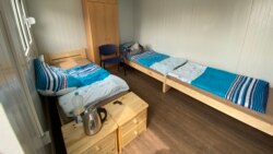 Вагончик для карантину розрахований на 3 людей. Він обладнаний холодильником, мікрохвильовою піччю та вбиральнею