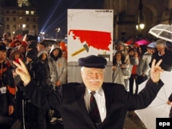 Лех Валенса перед символічною Берлінською стіною, складеною з великих доміно, в Берліні у 20-у річницю падіння Берлінського муру. 9 листопада 2009 року