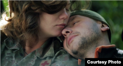 Герої фільму екс-командир батальйону «Київська Русь» Андрій «Висота» Янченко та його дружина, медик-волонтер Євгенія «Єва» Янченко