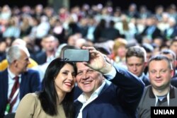 Олександр Шевченко з дружиною Тетяною роблять селфі під час XVI з’їзду партії Українське об’єднання патріотів – «УКРОП» у Києві, 2018 рік