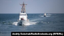 Грузинський катер Берегової охорони Ochamchir («Очамчір»), катер Морської охорони ДПСУ «Балаклава» та румунський корвет Lastunul позаду нашого корабля