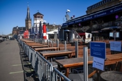 Закриті ресторанчики й пивниці на набережній Рейну, Дюссельдорф, 23 березня 2020 року