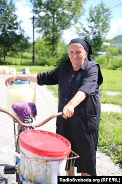 Василина регулярно здає молоко на сироварню