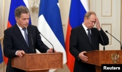 Президент Росії Володимир Путін (праворуч) та президент Фінляндії Саулі Нійністьо під час зустрічі у Москві. Червень 2015 року