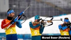 Біатлон: Мартін Фоуркад з Франції, Володимир Сімаков з України та італієць Джузеппе Монтелло змагаються в чоловічому біатлоні в естфеті 4х7.5 км.