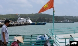 Катери та кораблі ВМС В’єтнаму (на задньому плані) стоять на якорі на місцевій військово-морській базі. В’єтнам, 12 березня 2014 року