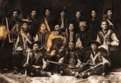 Гуцульський театр, 1910-ті роки. Шекерик-Доників перший зліва в середньому ряду