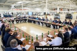 Представники інвестиційних кіл Закарпатської області під час зустрічі з прем’єр-міністром України Володимиром Гройсманом, село Соломоново (Ужгородський район, Закарпатська область ), 11 травня 2018 року