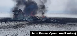 Оприлюднене пресслужбою ООС фото, на якому, як стверджують, залишки штурмового літака ВПС Росії в полі біля міста Волновахи на Донеччині, 4 березня 2022 року