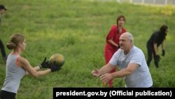 Лукашенко збирає кавуни з дівчатами зі служби протоколу