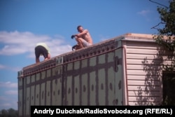 Один з будинків по вулиці Піщана, який господарі вже почали відбудовувати. Зима не за горами...