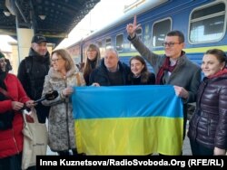 69-летний крымский журналист Радио Свобода Николай Семена (в центре) приехал в Киев после четырех лет запрета на выезд из Крыма. 19 февраля 2020 года