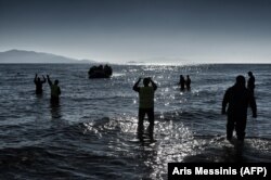 Члени некомерційної організації «Міжнародний центр реагування на надзвичайні ситуації» показують шлях судну з мігрантами, яке підпливає до міста Мітіліні, що на півночі грецького острова Лесбос, після того, як воно перетнуло Егейське море з боку Туреччини. Лютий 2016 року