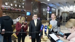 Представник угруповання «ЛНР» Владислав Дейнего та представниця угруповання «ДНР» Наталія Ніканорова, Мінськ, 18 грудня 2019 року