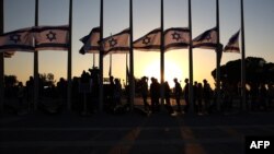 Люди стоять у черзі, щоб віддати шану Шимону Пересу, біля будівлі парламенту Ізраїлю в Єрусалимі, 29 вересня 2016 року