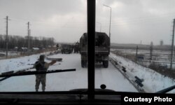 Проїзд в аеропорт через блокпост «сепаратистів»