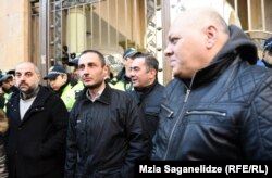 ლაშა ჩხარტიშვილი ამბობს, რომ მას წლების წინ დაგროვილი ჯარიმების გამო სახლის გაყიდვაც კი მოუხდა; 2020 წელს გადაღებულ ამ ფოტოზე ის საქართველოს პარლამენტის შენობასთან საპროტესტო აქციაში მონაწილეობს.