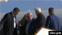 Педро Аргамунт прибуває до Сирії у березні 2017 року на російському літаку (Скріншот з відеосюжету російського Першого каналу)