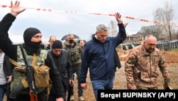 Канцлер Австрії Карл Негаммер (другий з права) після відвідування місця братської поховання в українському місті Бучі під Києвом. Буча, 9 квітня 2022 року