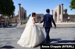 Молодожёны на площади Регистан в Самарканде