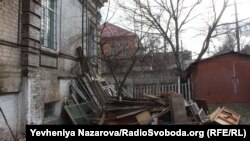 Внутрішній двір колишньої будівлі запорізького будинку немовляти. За розповідями Марії Сидоренко, біля будівлі була велика яма, куди скидали тіла померлих дітей. Чи поховані вони там чи в іншому місці, поки історикам не вдалося встановити
