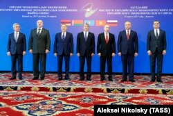 Ігор Додон піл час групового фотографування учасників саміту Євразійського економічного союзу (другий справа). Бішкек, 14 квітня 2017 року