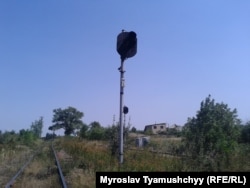 Залізнична станція Воскресенська із згаслими світлофорами, через яку поставляють антрацитове вугілля