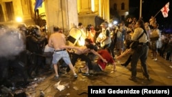 Сутички між протестувальниками і поліцією біля будівлі грузинського парламенту, ніч проти 21 червня 2019 року