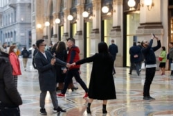 Туристи у масках, Мілан 23 лютого