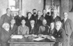 Збори Товариства МВБУ (Музей визвольної боротьби України в Празі). Сидять зліва направо: С. Сірополко, Є. Вировий, Д. Антончук, І. Горбачевський, А. Яковлев, К. Антоновичева, Д. Антонович. Стоять зліва направо: С. Телухін, Б. Іваницький, пані Сірополкова, С. Наріжний, А. Галька, І. Кабачків, І. Мирний, ген. М. Омельянович-Павленко. (Архів М. Мушинки)