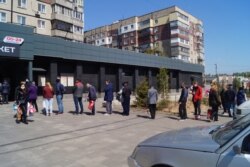 Черга перед магазином на житломасиві Сокіл, Дніпро, 18 квітня 2020