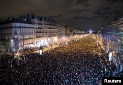 Париж зібрав сотні тисяч людей у святкову ніч