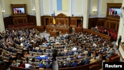 Президент України Володимир Зеленський бере участь у засіданні Верховної Ради, а прем'єр-міністр Великої Британії Борис Джонсон (на екрані) звертається до українських парламентарів через відеозв'язок. Київ, 3 травня 2022 року