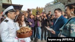 Молодята і голова Херсонської ОДА Юрій Гусєв