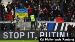 Акція на початку футбольного матчу німецької бундесліги між командами «Айнтрахт» (Фрайбург) і «Баварія» (Мюнхен), Фрайбург, Німеччина, 26 лютого 2022 року