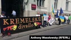 Протест чеських активістів із руху «Капутін» проти відкриття так званого «представництва» угруповання «ДНР» – вони назвали це «кремлівським театром». Острава, 1 вересня 2016 року