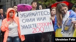 Архівна світлина, зроблена у перший рік вторгнення Росії до України. Акція протесту проти агресії Росії біля тодішнього російського генерального консульства у Харкові, 28 серпня 2014 року