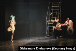 Сцена из спектакля «Лишняя жертва»